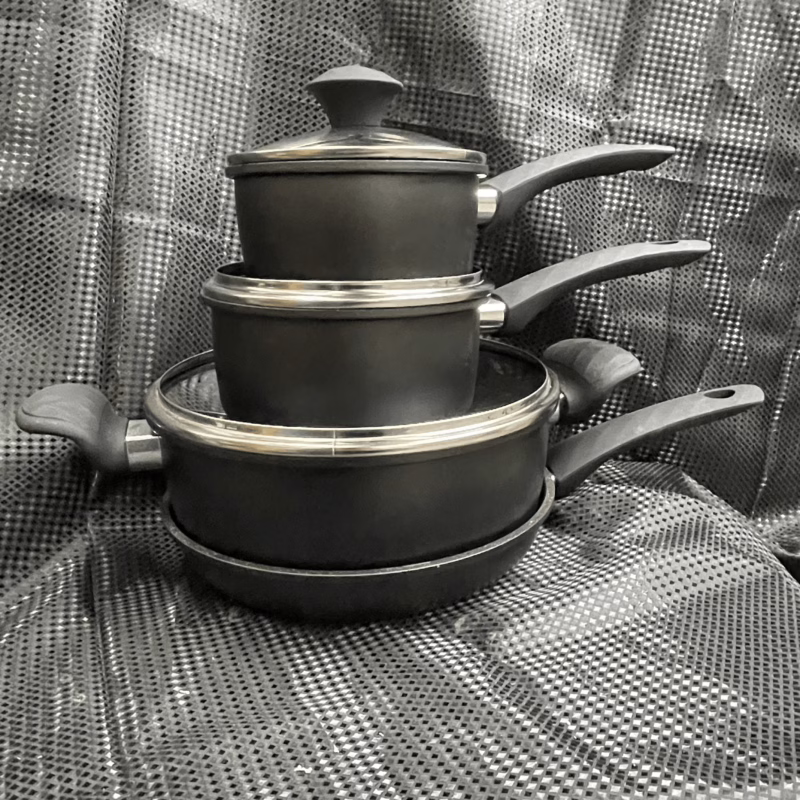 Batterie: 1 marmite, 2 casserole et 1 poêle